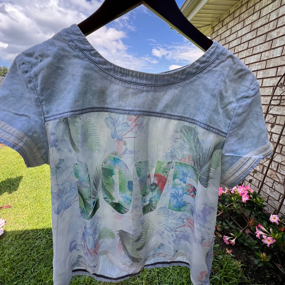 Jean fabric with translucent front and bottom-up shirt.
